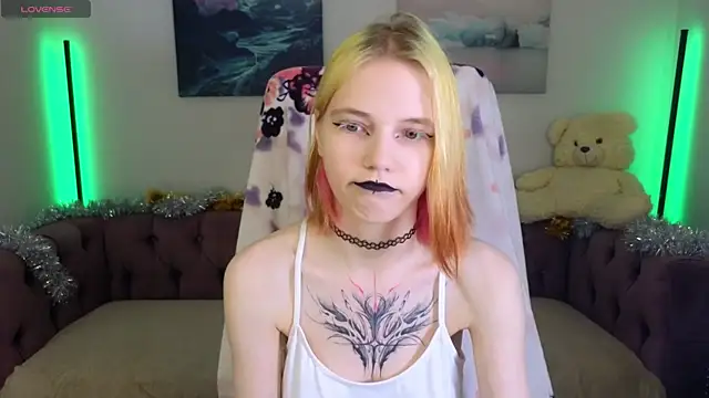 Snapshot of MitaSide chatting on December 17, 2025, 8:59 pm MitaSide online show from December 17, 2025, 8:59 pm