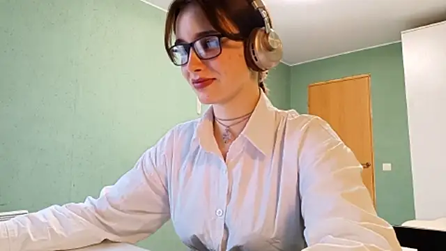Snapshot of IcyKleys chatting on October 19, 2025, 12:39 pm IcyKleys online show from October 19, 2025, 12:39 pm