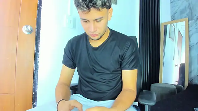 Alan-Smith1 online show from December 4, 2025, 9:01 pm