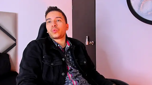 Snapshot of mike_257 chatting on October 22, 2025, 12:05 pm mike 257 online show from October 22, 2025, 12:05 pm