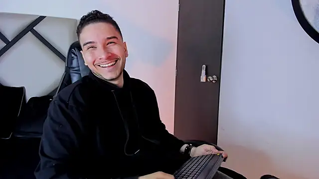 Snapshot of mike_257 chatting on October 25, 2025, 12:13 pm mike 257 online show from October 25, 2025, 12:13 pm