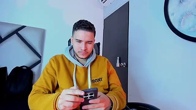 Snapshot of mike_257 chatting on October 30, 2025, 11:44 am mike 257 online show from October 30, 2025, 11:44 am