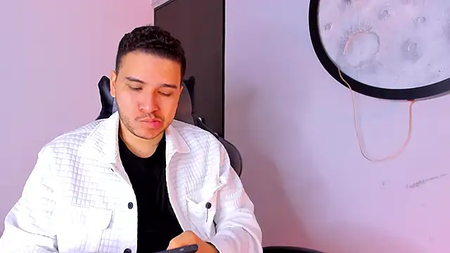 Snapshot of mike_257 chatting on November 11, 2025, 11:54 am mike 257 online show from November 11, 2025, 11:54 am