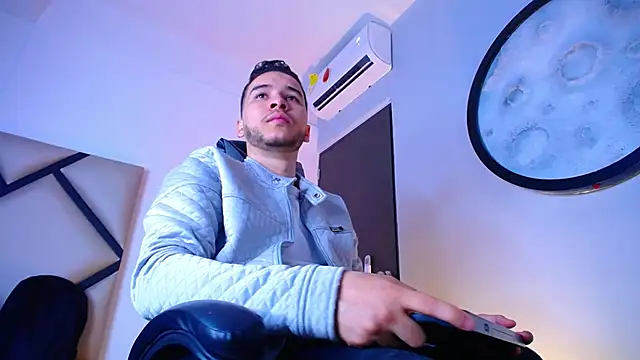 Snapshot of mike_257 chatting on December 5, 2025, 12:03 pm mike 257 online show from December 5, 2025, 12:03 pm