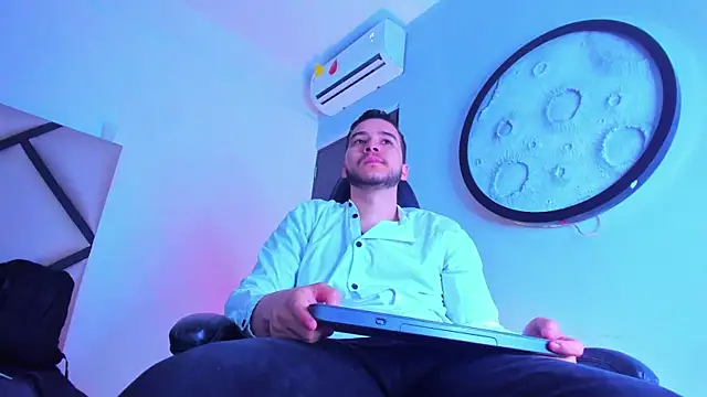 Snapshot of mike_257 chatting on February 4, 2026, 11:27 am mike 257 online show from February 4, 2026, 11:27 am