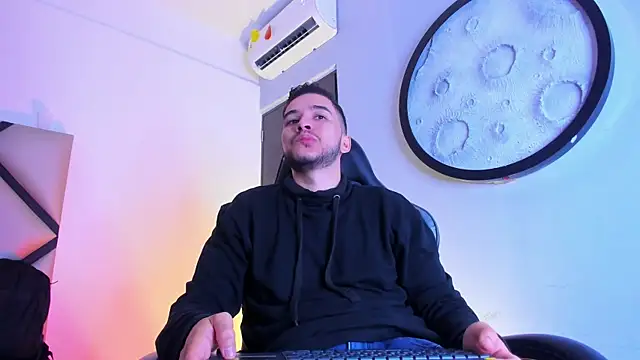 Snapshot of mike_257 chatting on February 18, 2026, 11:50 am mike 257 online show from February 18, 2026, 11:50 am