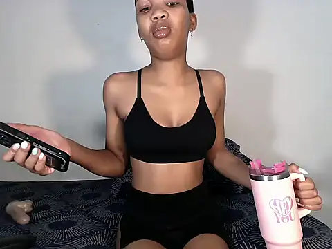 MinnieBee101 online show from November 23, 2025, 10:37 am