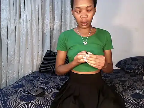 MinnieBee101 online show from February 6, 2026, 9:40 pm