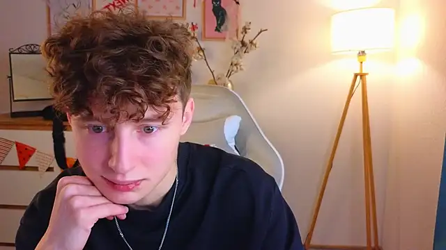 Snapshot of crisp1n chatting on November 11, 2025, 3:01 pm crisp1n online show from November 11, 2025, 3:01 pm