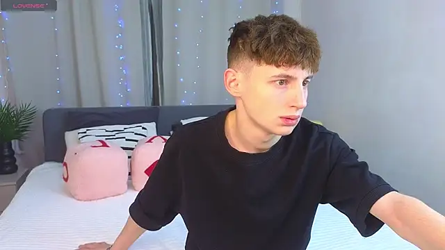 Snapshot of crisp1n chatting on November 27, 2025, 2:52 pm crisp1n online show from November 27, 2025, 2:52 pm