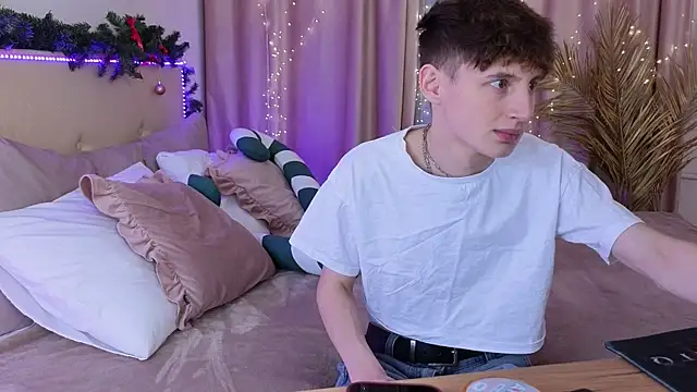 Snapshot of crisp1n chatting on December 15, 2025, 10:14 pm crisp1n online show from December 15, 2025, 10:14 pm