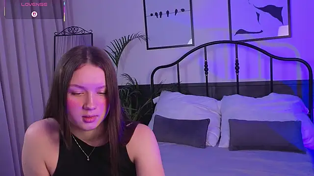 LunaMim online show from December 19, 2025, 3:52 pm