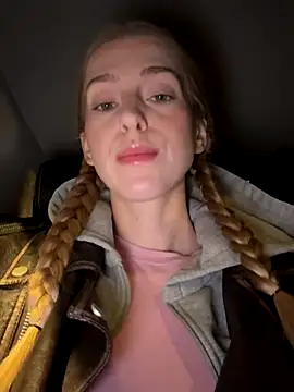 kira mia online show from November 25, 2025, 3:12 pm