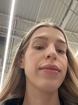 kira mia online show from December 18, 2025, 4:02 pm