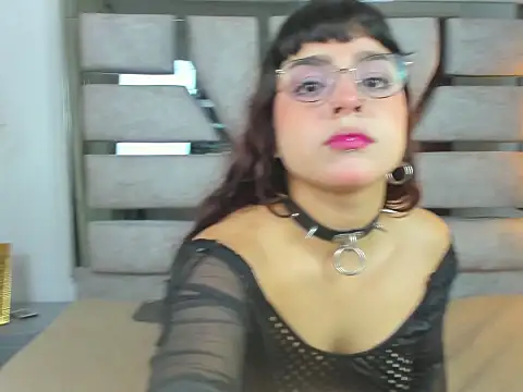 Mindy Star  online show from November 6, 2025, 1:12 pm