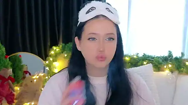 Felicia Herceg online show from December 13, 2025, 11:32 pm