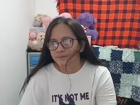 Snapshot of Kinkybela2025 chatting on October 31, 2025, 3:57 pm Kinkybela2025 online show from October 31, 2025, 3:57 pm