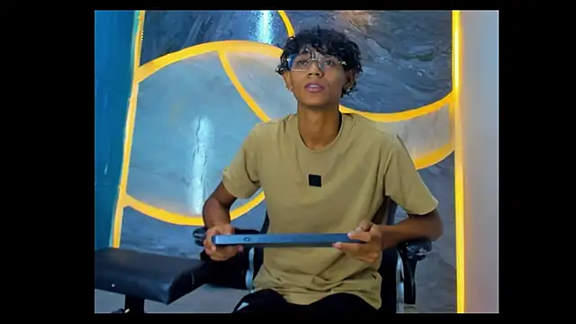 Sex Boy 33  online show from October 24, 2025, 4:53 am