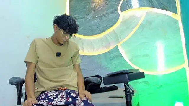 Sex Boy 33  online show from October 27, 2025, 4:16 am