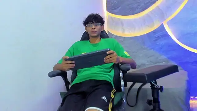 Sex Boy 33  online show from October 28, 2025, 4:49 am