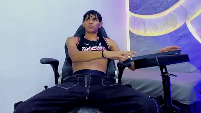 Sex Boy 33  online show from November 9, 2025, 4:22 am