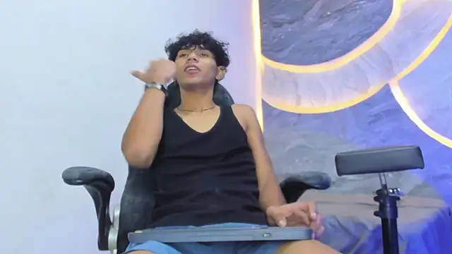 Sex Boy 33  online show from November 15, 2025, 6:11 am