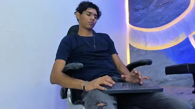 Sex Boy 33  online show from November 22, 2025, 4:11 am