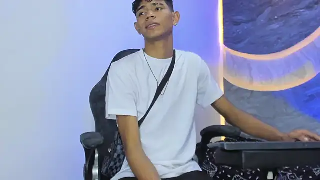 Sex Boy 33  online show from December 19, 2025, 6:20 am