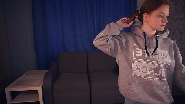 Snapshot of KarlynGow chatting on November 19, 2025, 6:46 am KarlynGow online show from November 19, 2025, 6:46 am