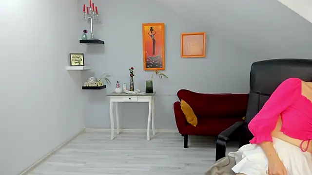 IzzyMonro online show from December 14, 2025, 8:41 am