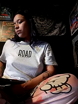 Isis Bathory online show from November 14, 2025, 3:33 pm