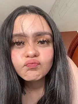 Snapshot of Selena_Roa chatting on April 19, 2026, 6:32 pm Selena Roa online show from April 19, 2026, 6:32 pm