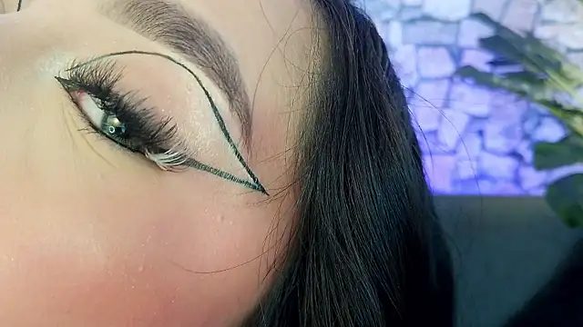 mia roux1 online show from November 19, 2025, 5:13 pm