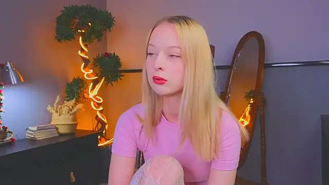 YungLyssy online show from December 16, 2025, 4:17 am