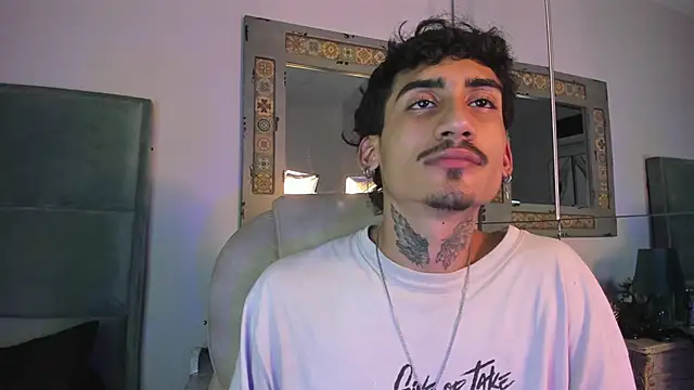 Snapshot of Mr_Strike chatting on December 19, 2025, 7:32 pm Mr Strike online show from December 19, 2025, 7:32 pm