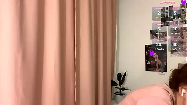 Kira Sanders online show from December 2, 2025, 5:08 pm