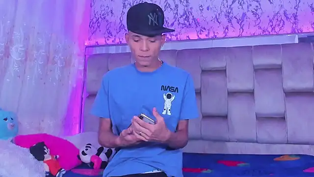 Snapshot of boyswantingplay chatting on November 13, 2025, 4:44 am boyswantingplay online show from November 13, 2025, 4:44 am