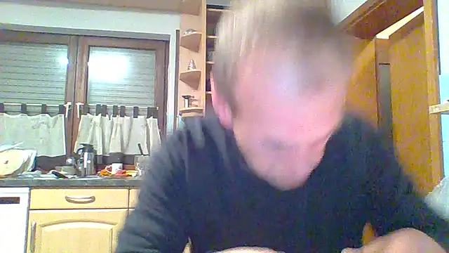 Snapshot of tommy3300 chatting on November 5, 2025, 5:40 am tommy3300 online show from November 5, 2025, 5:40 am