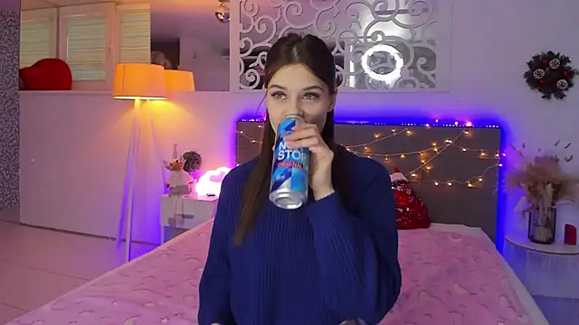 LuisaClover online show from December 16, 2025, 1:16 pm