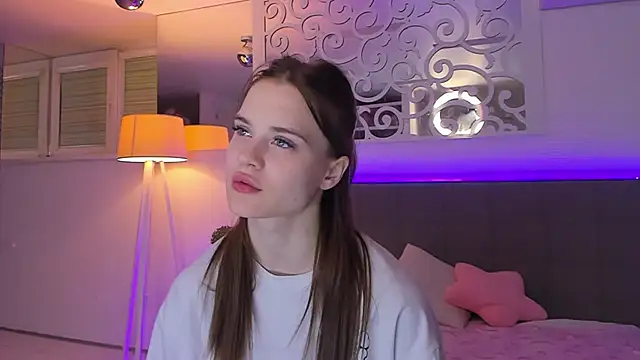 LuisaClover online show from March 1, 2026, 8:00 pm