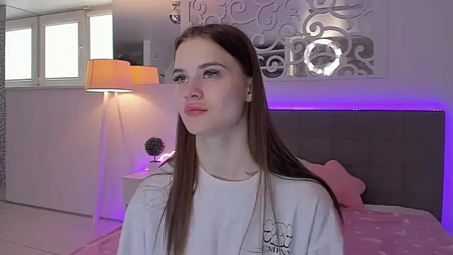 LuisaClover online show from April 12, 2026, 12:21 pm