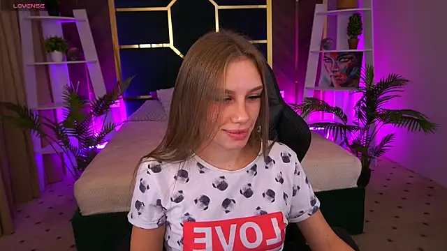 Snapshot of HeyEmilly chatting on October 22, 2025, 7:13 pm HeyEmilly online show from October 22, 2025, 7:13 pm