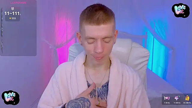 Cristian  Dior online show from December 5, 2025, 7:32 pm