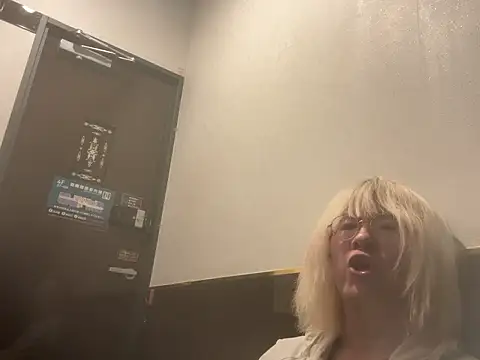 MUIMUICHAN27 online show from October 22, 2025, 2:17 pm