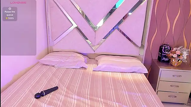 iam nicolle online show from November 5, 2025, 12:49 pm