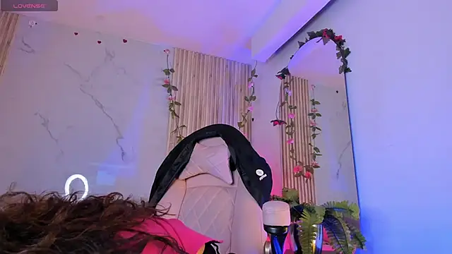 LolaMustaine  online show from November 11, 2025, 10:32 pm