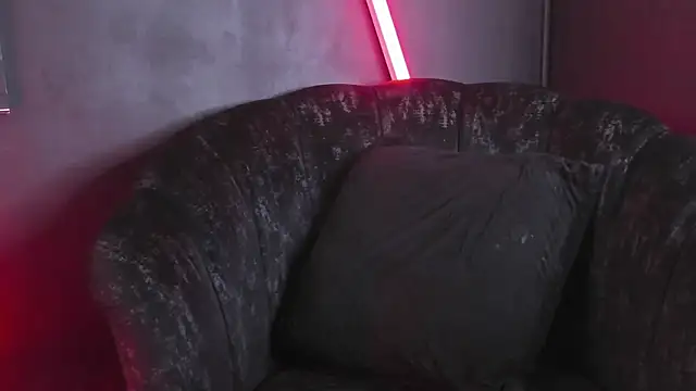 LolaMustaine  online show from December 18, 2025, 11:55 pm