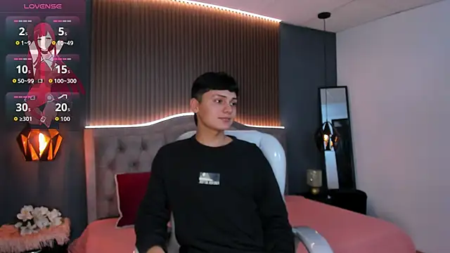 Maxii18  online show from November 4, 2025, 7:02 pm