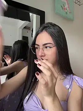 IslaCole online show from October 28, 2025, 6:43 pm