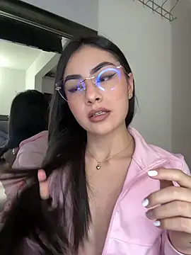 Snapshot of IslaCole chatting on February 4, 2026, 11:09 pm IslaCole online show from February 4, 2026, 11:09 pm